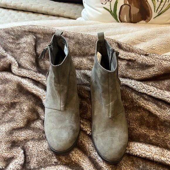 Perfect condition size 9 old navy suede booties - Picture 1 of 6